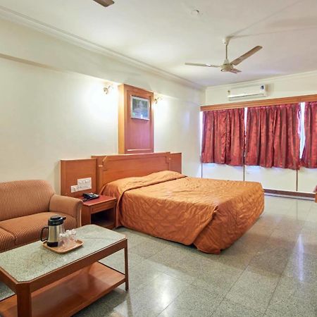 Hotel Chalukya Бангалор Екстериор снимка