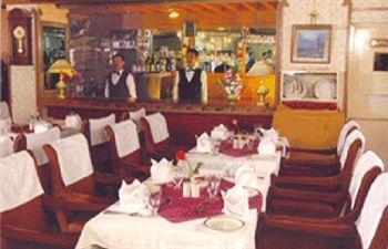 Hotel Chalukya Бангалор Екстериор снимка
