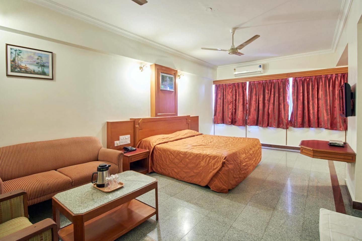 Hotel Chalukya Бангалор Екстериор снимка