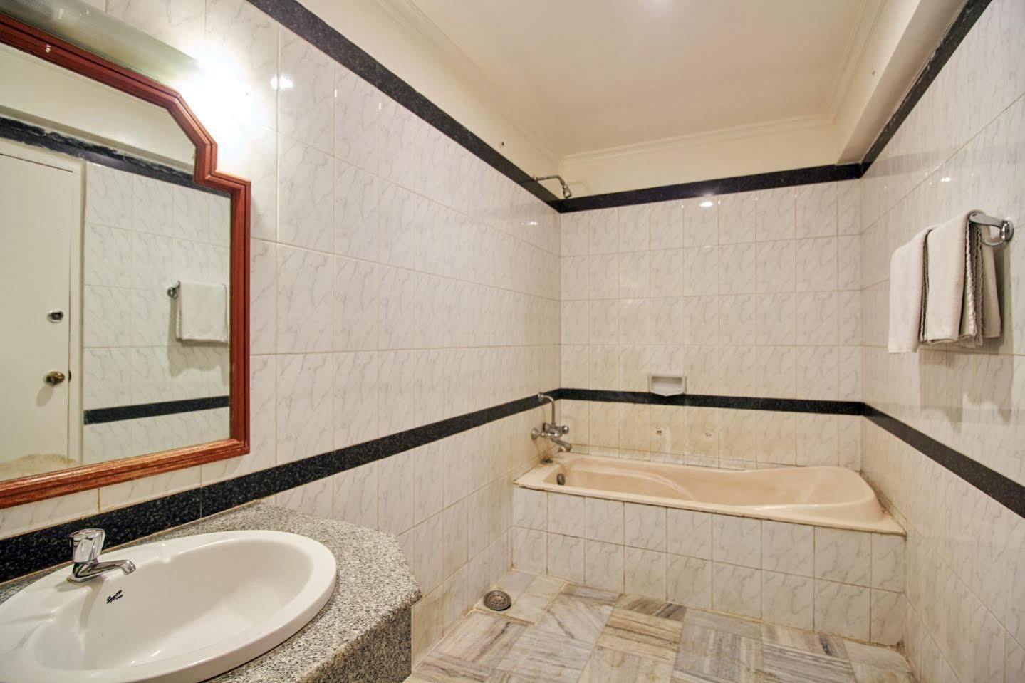 Hotel Chalukya Бангалор Екстериор снимка