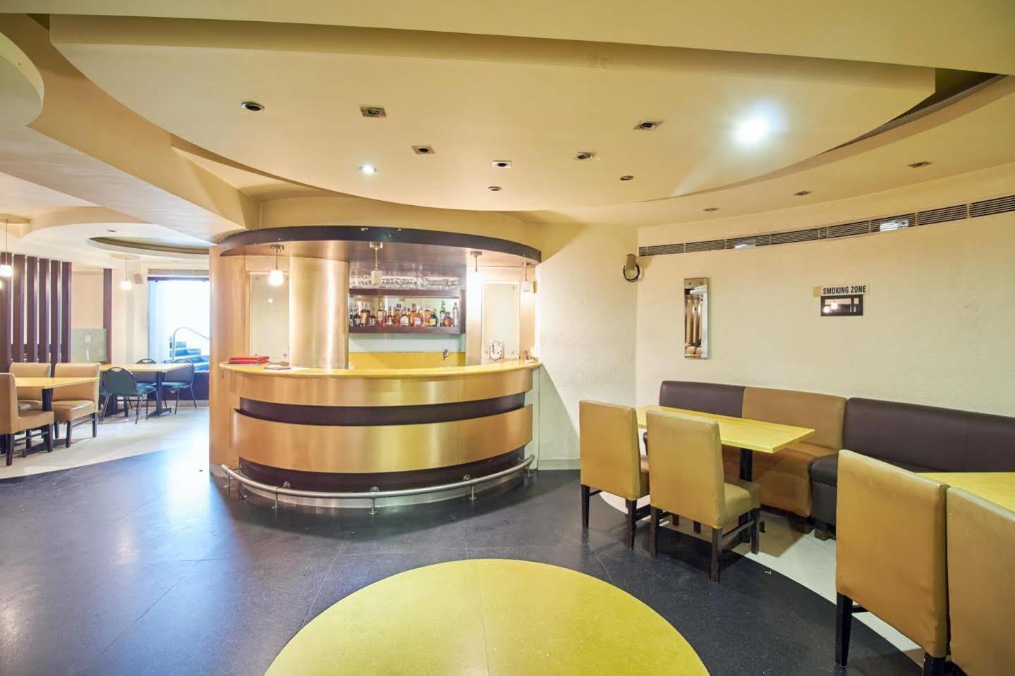 Hotel Chalukya Бангалор Екстериор снимка