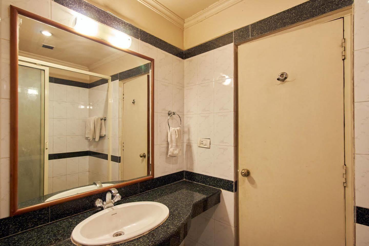 Hotel Chalukya Бангалор Екстериор снимка