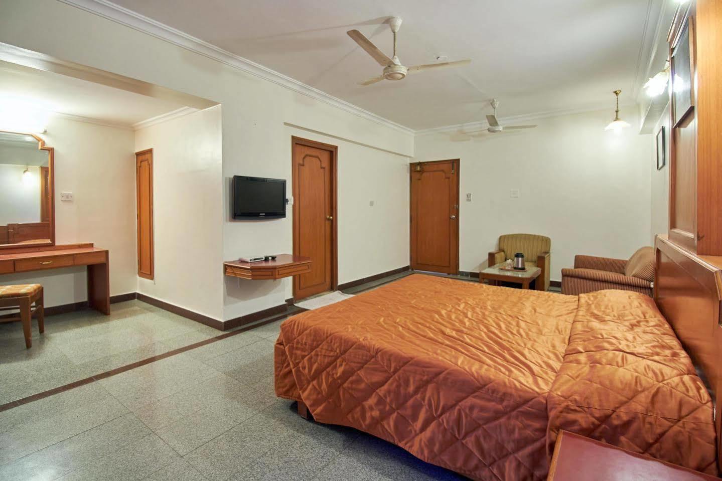 Hotel Chalukya Бангалор Екстериор снимка